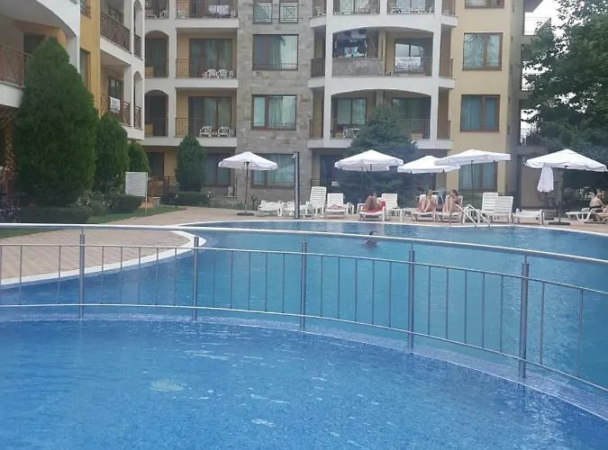 Complex Golden Dreams Aparthotel